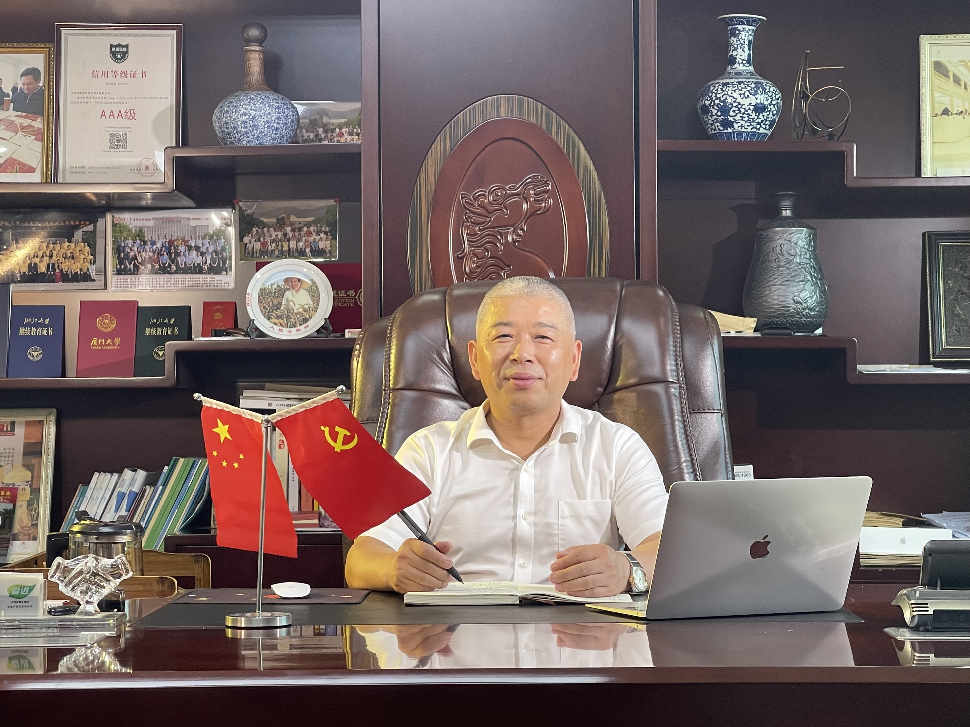 愛(ài)進(jìn)特產(chǎn)董事長(zhǎng)萬(wàn)慧進(jìn)祝全體員工及廣大客戶(hù)朋友中秋節(jié)快樂(lè)